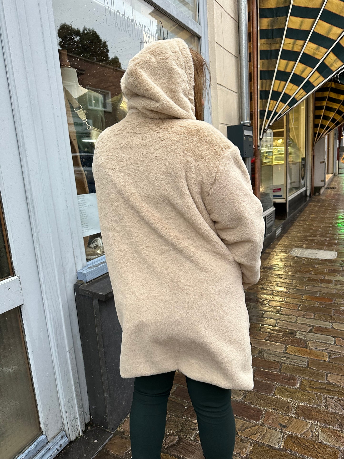 Imperméable Réversible Fourré Doré Pulpeuse