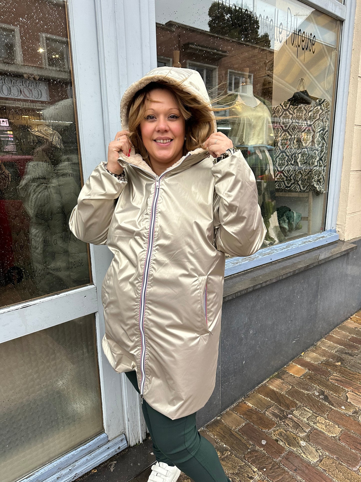 Imperméable Réversible Fourré Doré Pulpeuse