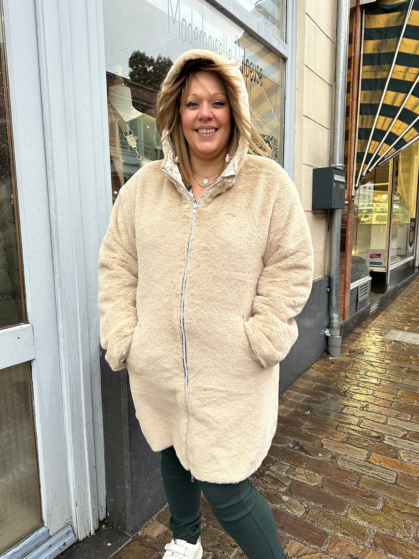 Imperméable Réversible Fourré Doré Pulpeuse