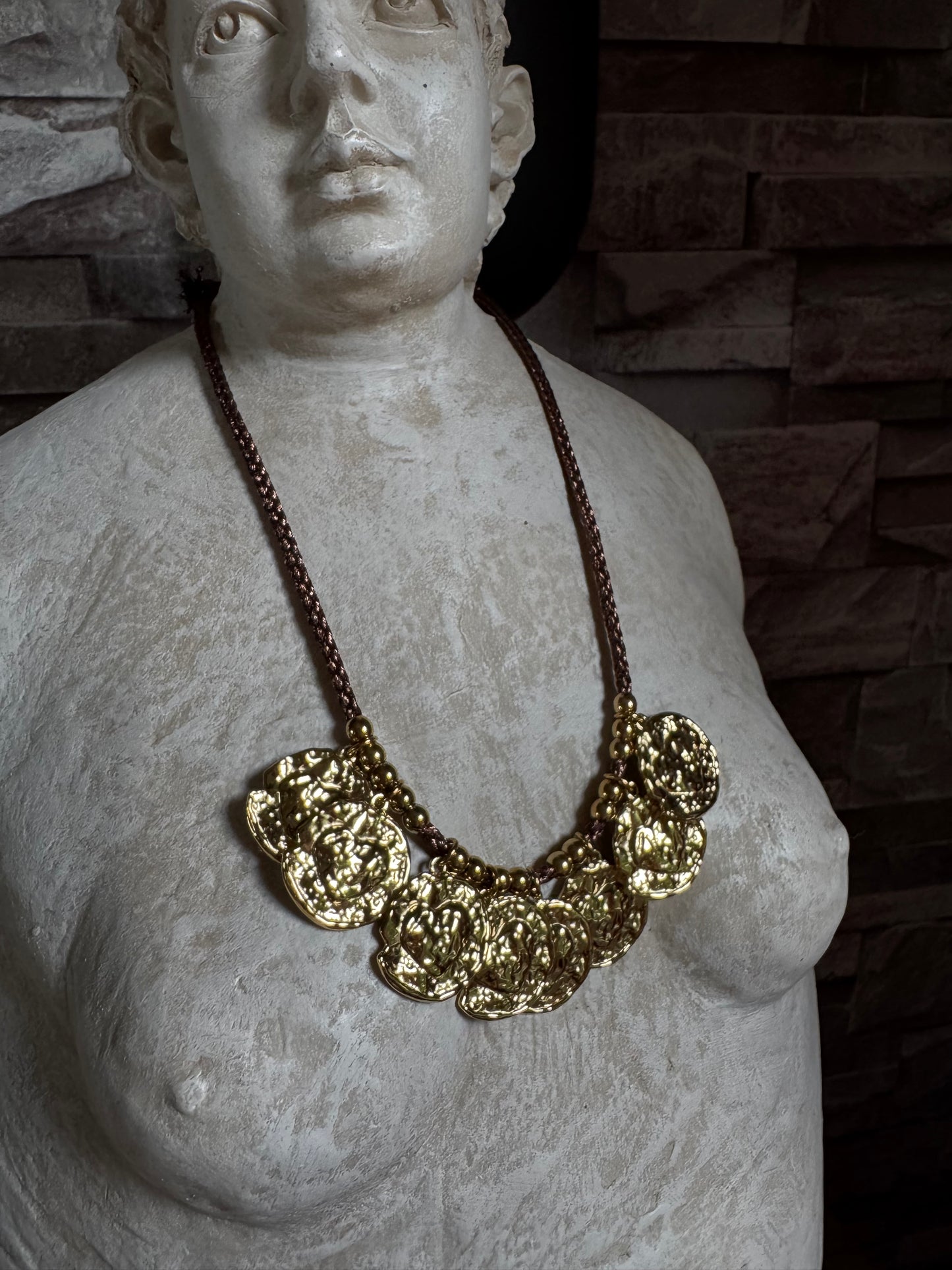 Collier Brown Médaillon
