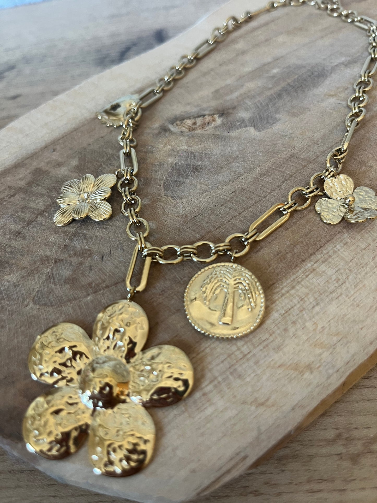 Collier Izzy